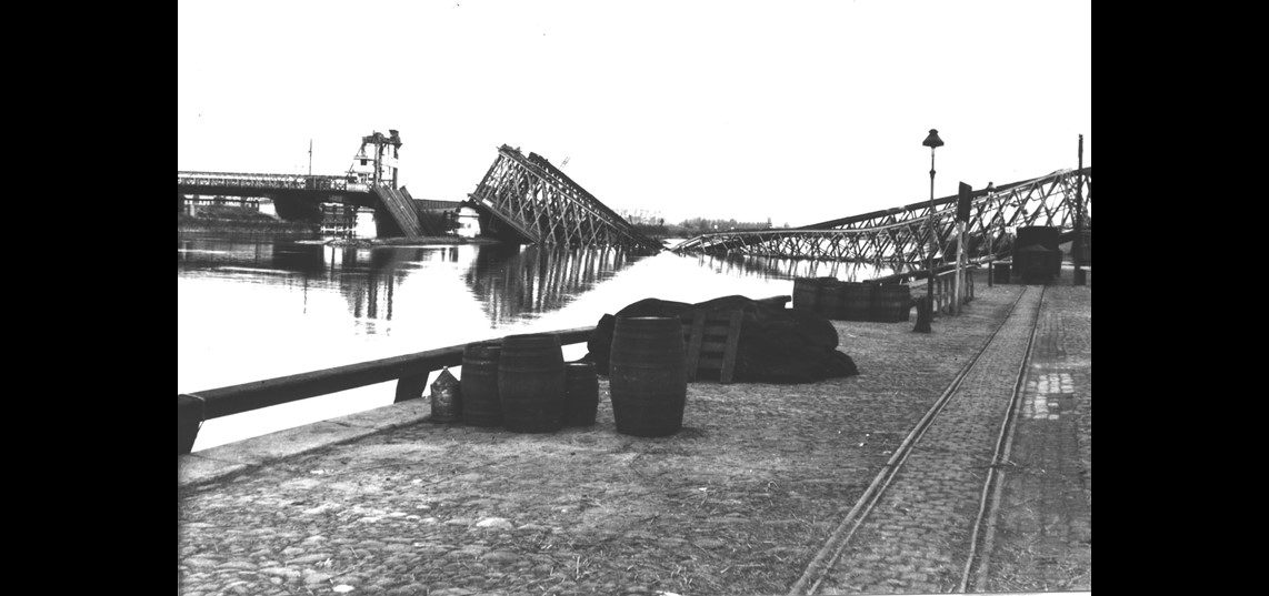 De op 10 mei 1940 opgeblazen oude IJsselbrug